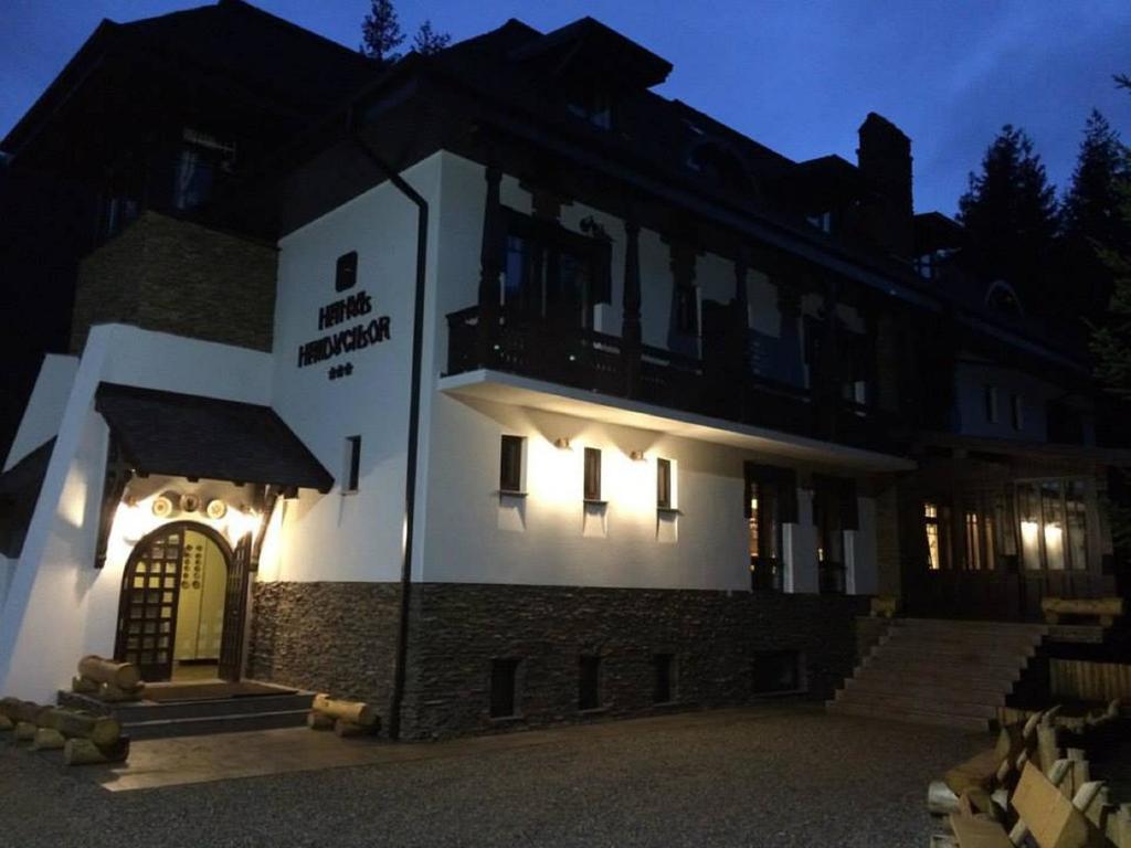 Hanul Haiducilor Obarsia Lotrului Exterior foto